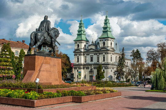 Ternopil, Ukraine - 07 October, 2020: Cathedral of the Immaculate Conception of the Blessed Virgin Mary and the monument to King Danylo Halytskyi in Ternopil, Ukraine