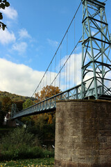 Fototapeta premium Hängebrücke für Fussgänger über die Fulda