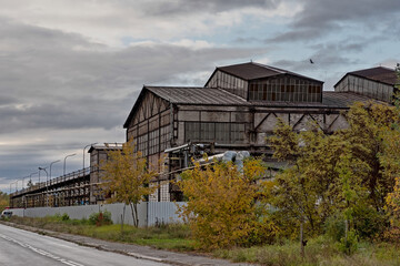 Przemysłowe zabudowania ( hale ) dawnej huty stali . Obecnie też wykorzystywane do produkcji elementów stalowych.  - obrazy, fototapety, plakaty