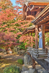 渉成園の紅葉と女性