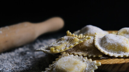 Elaboración de Ravioli. Pasta fresca en fondo negro. Darck food