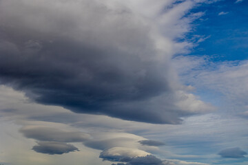 Fototapeta na wymiar sky with gray big round amazing clouds