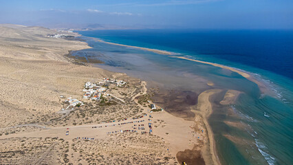 Vue aérienne de la plage de Sotavento au sud de Fuerteventura dans les îles Canaries, Espagne - Bande de sable dans l& 39 océan Atlantique au milieu d& 39 un paysage aride désertique