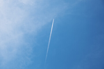 高空を飛ぶ航空機により作られた飛行機雲