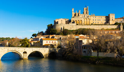 Naklejka premium Arched Old Bridge over Orb river and medieval cathedral of Saint Nazaire in Beziers