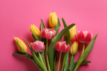Obraz premium Many beautiful tulips on pink background, flat lay