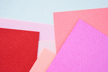 赤やピンク色のさまざまなクラフト紙