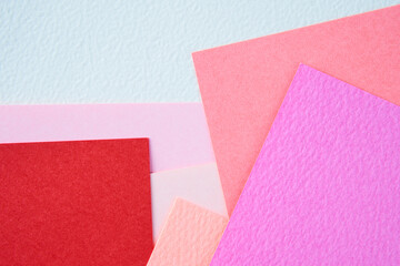 赤やピンク色のさまざまなクラフト紙