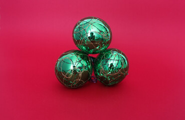 Tres esferas navideñas en color verde brillante. 