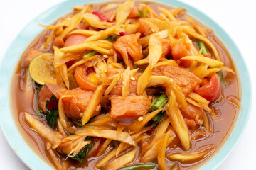 Spicy papaya salad with salmon
