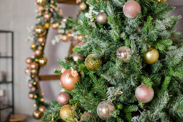 Obraz na płótnie Canvas Christmas decorations, golden, orange balls hanging on wooden decor frame. winter holiday atmosphere.festive,Gold shining Christmas tree decoration, interior design
