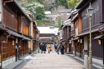 冬の金沢観光で人気のひがし茶屋街