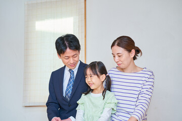 部屋での親子3人の記念写真