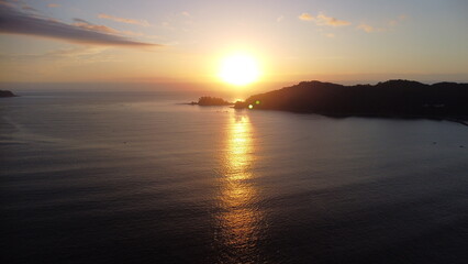 Naklejka premium 海から登る朝日