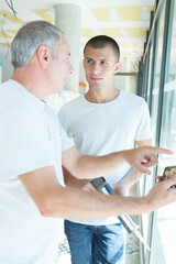 Obraz premium a glazier supervising his apprentice