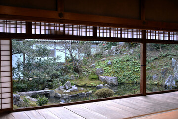 京都 浄住寺の屋内から眺める方丈庭園