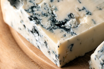 Primo piano di una fetta di gorgonzola, tipico formaggio erborinato italiano con latte di vacca