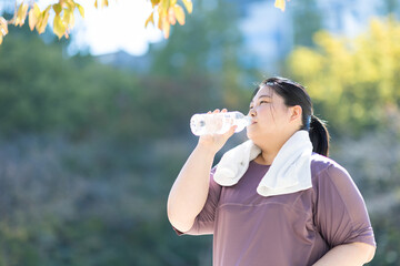 水を飲む女性