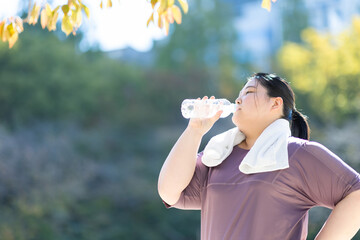 水を飲む女性