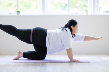 筋トレをする女性