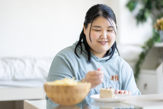 ケーキを食べる女性