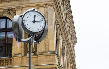Fototapeta na wymiar frozen street clock in Prague