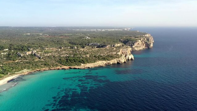 survol a&eacute;rien des plages et h&ocirc;tels resort club et eaux turquoises de Son Bou &agrave; Minorque dans les iles bal&eacute;ares en Espagne	