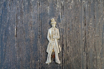 Silhouette masculine en fer sur une porte.