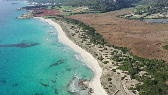 survol a&eacute;rien des plages et h&ocirc;tels resort club et eaux turquoises de Son Bou &agrave; Minorque dans les iles bal&eacute;ares en Espagne	