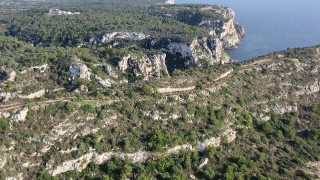 survol a&eacute;rien des plages et h&ocirc;tels resort club et eaux turquoises de Son Bou &agrave; Minorque dans les iles bal&eacute;ares en Espagne	