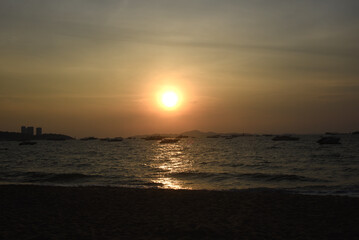 Sonnenuntergang am Strand von Pattaya, Thailand