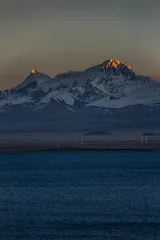 Foto op Plexiglas Shishapangma Vertical shot of the Pekucuo lake and Shishapangma snowy mountains during sunset in Xigaze, China