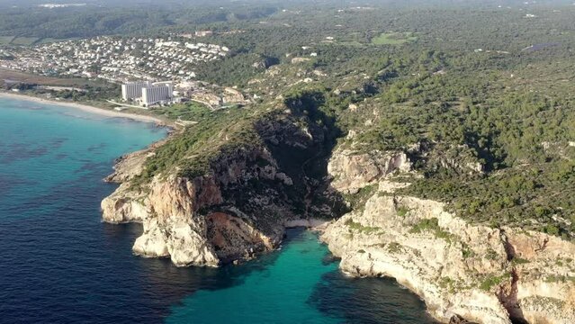 survol a&eacute;rien des plages et h&ocirc;tels resort club et eaux turquoises de Son Bou &agrave; Minorque dans les iles bal&eacute;ares en Espagne	