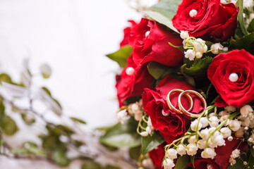 Hochzeit Brautstrauss rote Rosen Maiglöckchen