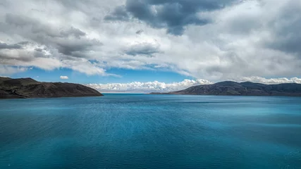 Foto op Plexiglas Shishapangma Beautiful shot of the Pekucuo lake and Shishapangma snowy mountains in Xigaze, China