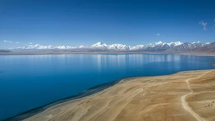 Fotobehang Shishapangma Beautiful shot of the Pekucuo lake and Shishapangma snowy mountains in Xigaze, China
