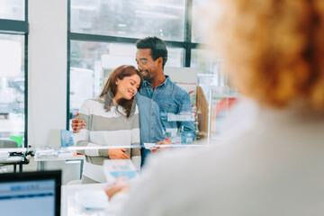 Obraz premium Loving couple in pharmacy.