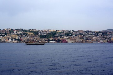 Fototapeta premium vue depuis le bateau sur la ville de Naples, Italie