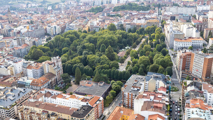 Obraz premium Vista aerea del centro Oviedo con el parque San francisco