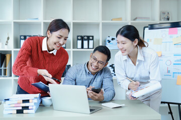 Obraz premium Asian entrepreneurs and business people meeting in a conference room in business planning, financial budget and investment risk assessment to analyze customer groups to increase company growth