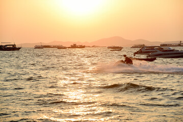 Obraz premium Sonnenuntergang am Strand von Pattaya, Thailand