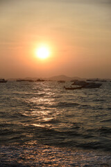 Naklejka na ściany i meble Sonnenuntergang am Strand von Pattaya, Thailand