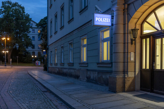 Polizeiwache in der Stadt am Abend