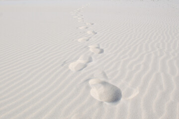 Footprints in the white sand. Huellas en la arena blanca