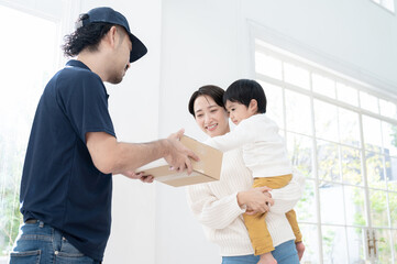 Obraz premium 玄関で配送を受け渡しするイメージ