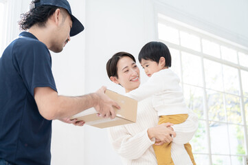 Obraz premium Asian family with an image of receiving and delivering deliveries at the front door.