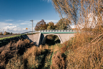 Most drogowy wybudowany nad starym torowiskiem, wieś Bluszczów na Śląsku w Polsce, gmina Gorzyce jesienią. - obrazy, fototapety, plakaty