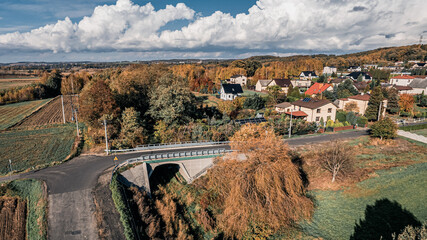 Most drogowy wybudowany nad starym torowiskiem, wieś Bluszczów na Śląsku w Polsce, gmina Gorzyce jesienią. - obrazy, fototapety, plakaty