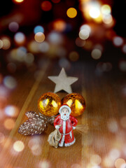 Weihnachtsmann mit Baumkugeln, Dekoration, Lichtreflexe im Hintergrund