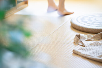 畳の部屋を裸足で歩く少女、日本の夏の和室